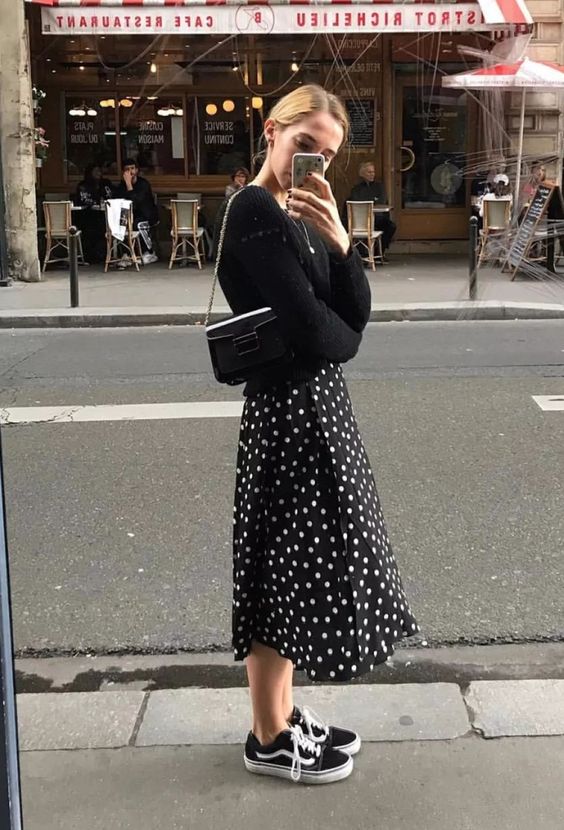 elegante en baskets jupe
