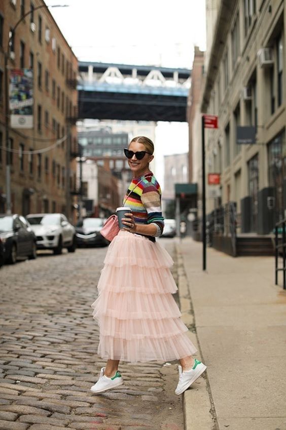 elegante en baskets look