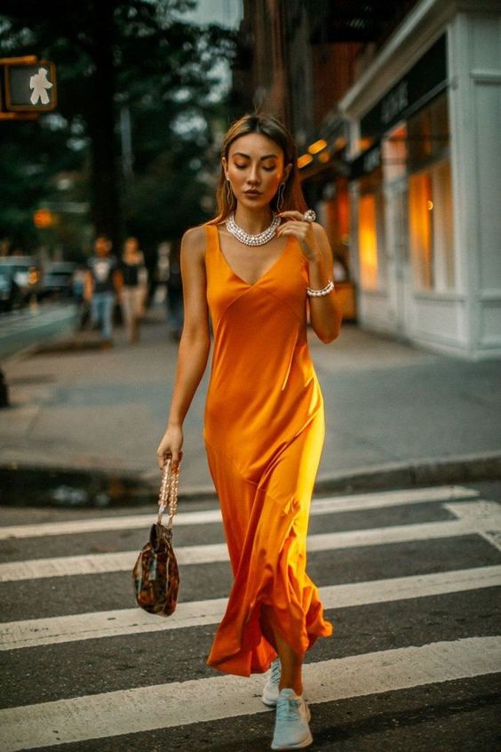 elegante en baskets robe satin