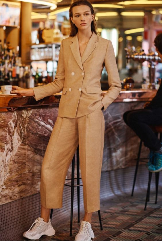 elegante en baskets tailleur