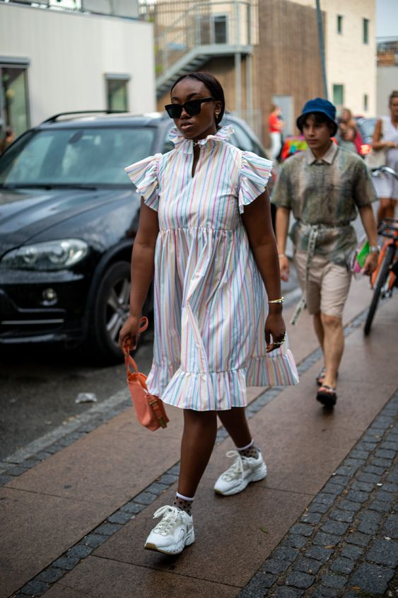 idee tenue femme en baskets et robe